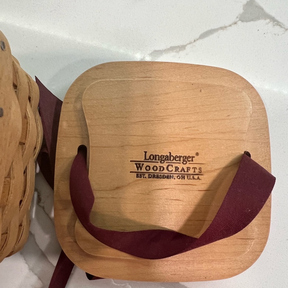 Vintage 2005 Longaberger Basket with Lid - Picture 4 of 4